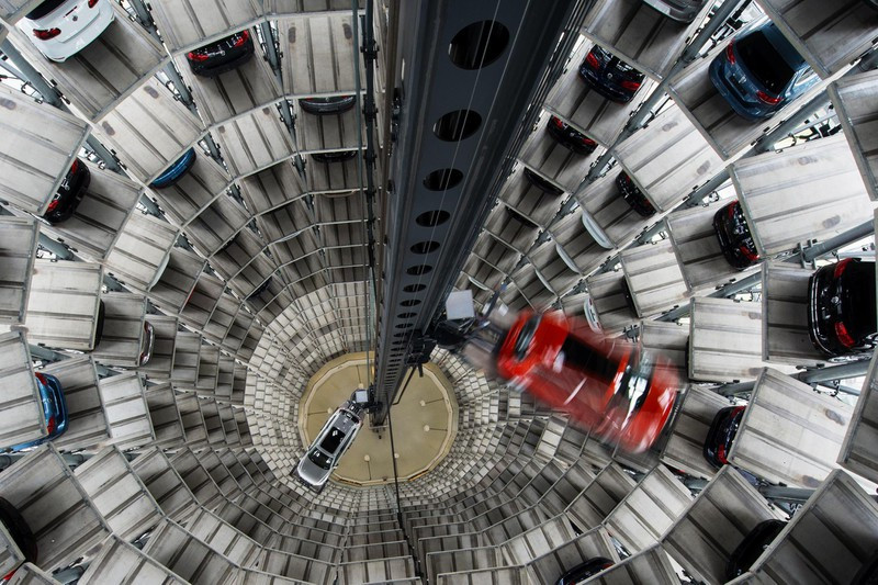 Bãi đậu xe thuộc sở hữu của nhà máy Volkswagen ở Wolfsburg (Đức), giống như một tổ ong với các tế bào tổ ong là xe hơi. Bãi đậu xe được kết nối với nhà máy ô tô bằng một đường hầm dưới lòng đất, qua đó những chiếc xe mới được tự động chuyển đến tháp và đến phòng để xe bằng thang máy.