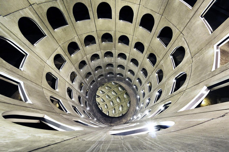 Công viên giải trí Des Celestins nằm ở Lyon - Pháp. Tòa nhà được xây dựng theo hình giếng và các cửa sổ trong đó giống như một cửa hầm vào mỏ vàng thời trung cổ. Ở phía dưới là một tấm gương khổng lồ xoay tròn phản chiếu những tia sáng rơi từ trên cao xuống.