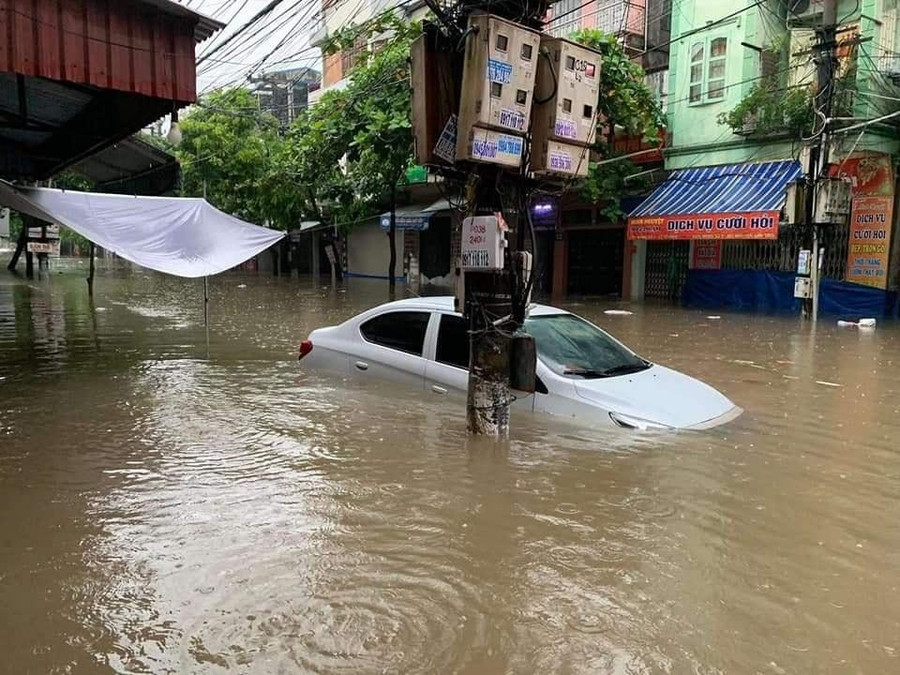 Nhiều tuyến phố ở Nam Định ngập sâu trong nước.