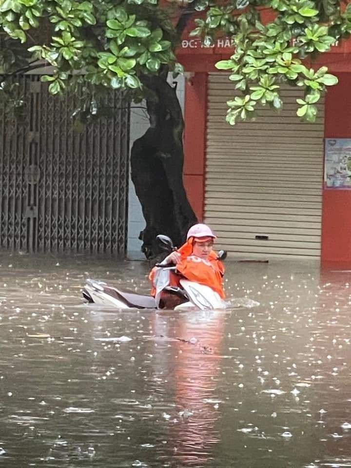 Nhiều phương tiện chết máy không thể di chuyển. - ảnh Page NĐ Nhiều phương tiện chết máy không thể di chuyển. - ảnh Page NĐ
