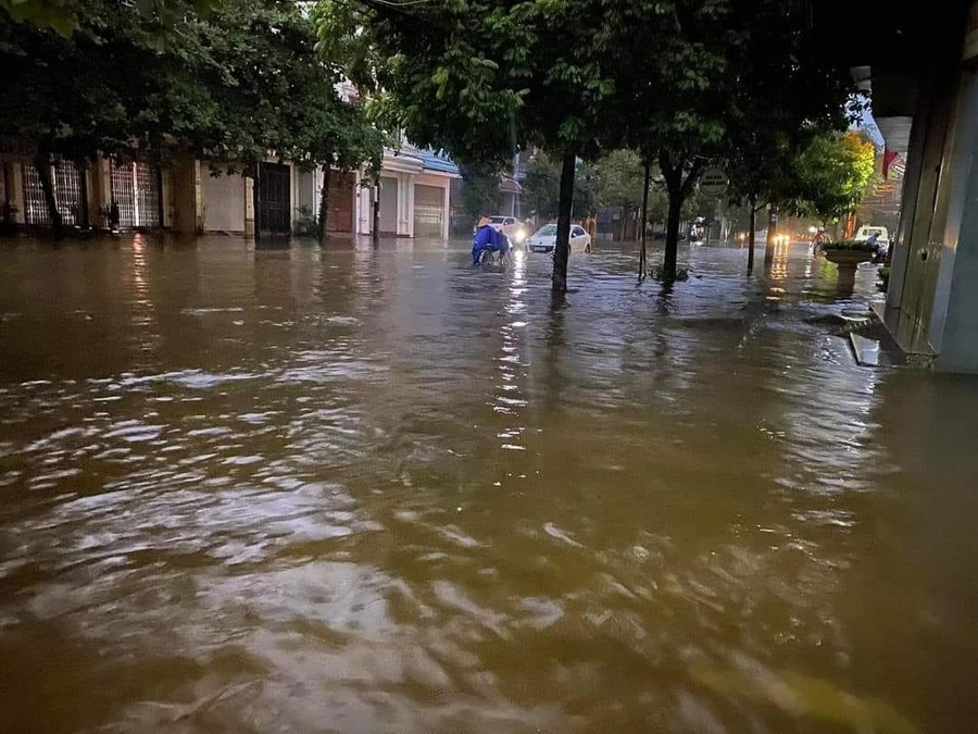 Giao thông trên nhiều tuyến phố bị tê liệt. - ảnh Page NĐ Giao thông trên nhiều tuyến phố bị tê liệt. - ảnh Page NĐ