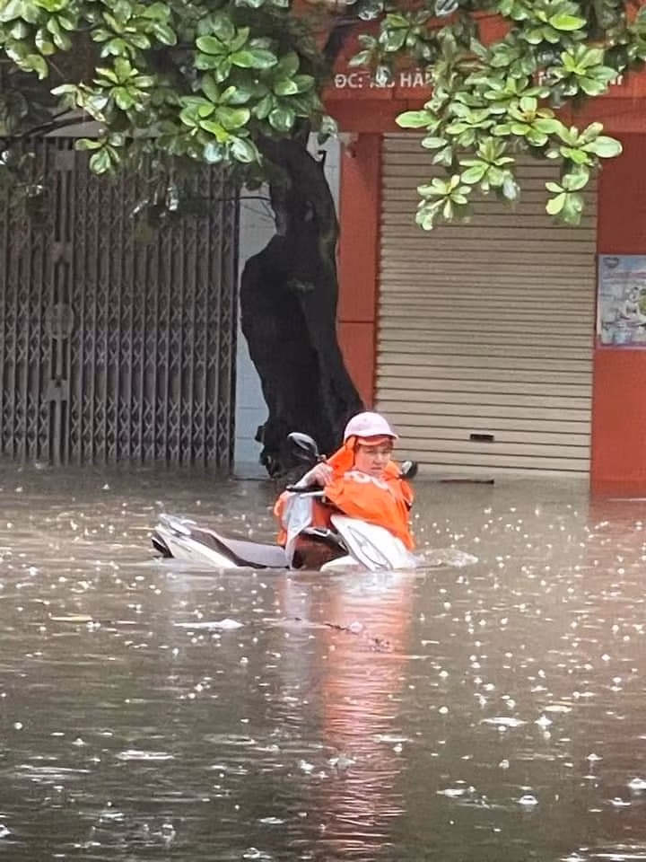 Nhiều phương tiện chết máy không thể di chuyển. - ảnh Page NĐ Nhiều phương tiện chết máy không thể di chuyển. - ảnh Page NĐ