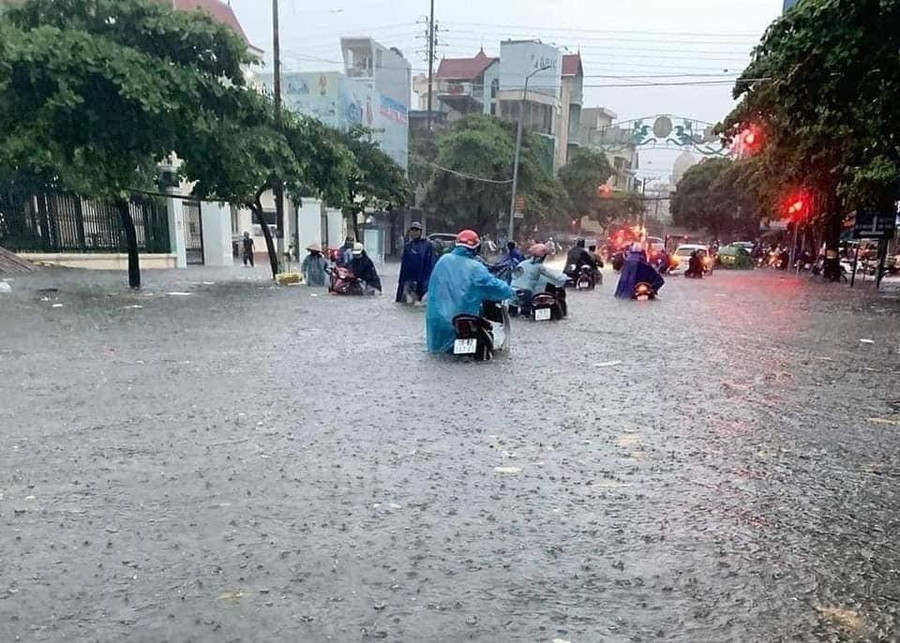 Giao thông tê liệt vì ngập cục bộ. - ảnh Page NĐ Giao thông tê liệt vì ngập cục bộ. - ảnh Page NĐ