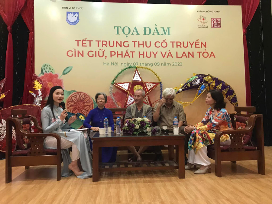 Toạ đàm xoay quanh chủ đề Trung thu cổ truyền và nét văn hoá truyền thống. Toạ đàm xoay quanh chủ đề Trung thu cổ truyền và nét văn hoá truyền thống.