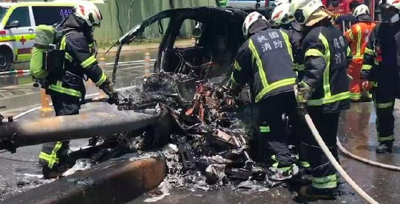 Siêu xe giờ chỉ là đống phế thải.