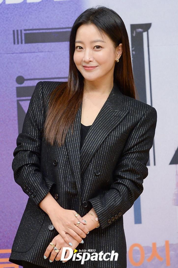 Dù đã bước sang tuổi 45 nhưng Kim Hee Sun vẫn giữ được nhan sắc trẻ trung và phong thái đỉnh cao.