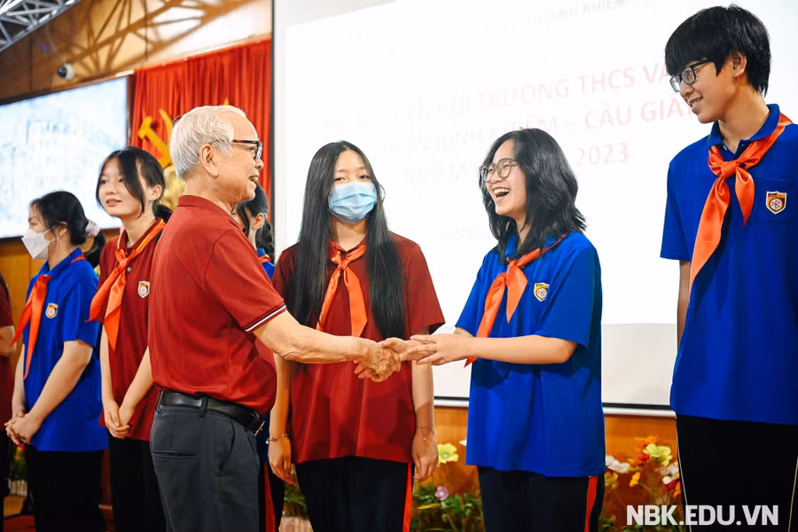 Thầy cô luôn biết cách động viên, khích lệ học trò sẽ giúp các em phát huy khả năng của mình.