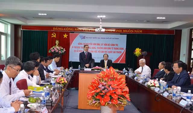 Đồng chí Nguyễn Văn Bình phát biểu tại buổi làm việc với Đại học Quốc gia TPHCM