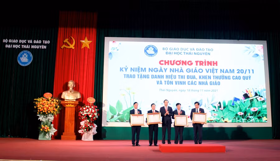 TS Phạm Ngọc Thưởng, Thứ trưởng Bộ GD&ĐT trao Huân chương lao động hạng Nhì cho 4 nhà giáo tiêu biểu của Đại học Thái Nguyên.