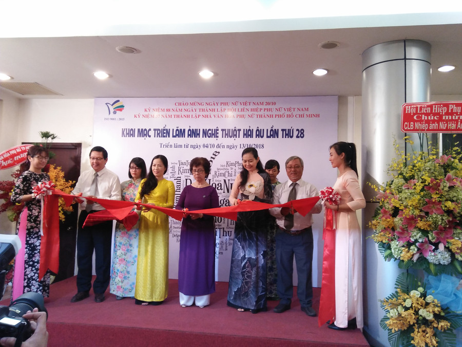 Cắt băng khai mạc triển lãm ảnh Cắt băng khai mạc triển lãm ảnh