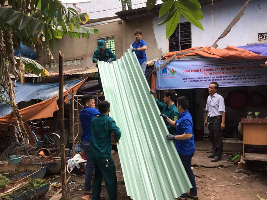 Lực lượng dân quân phường sửa nhà chống dột cho hộ nghèo