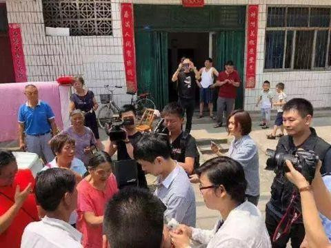 Gia đình chị Hồ ban đầu vui mừng khi thấy "con trai" trở về. Gia đình chị Hồ ban đầu vui mừng khi thấy con trai trở về. Ảnh: Sohu.