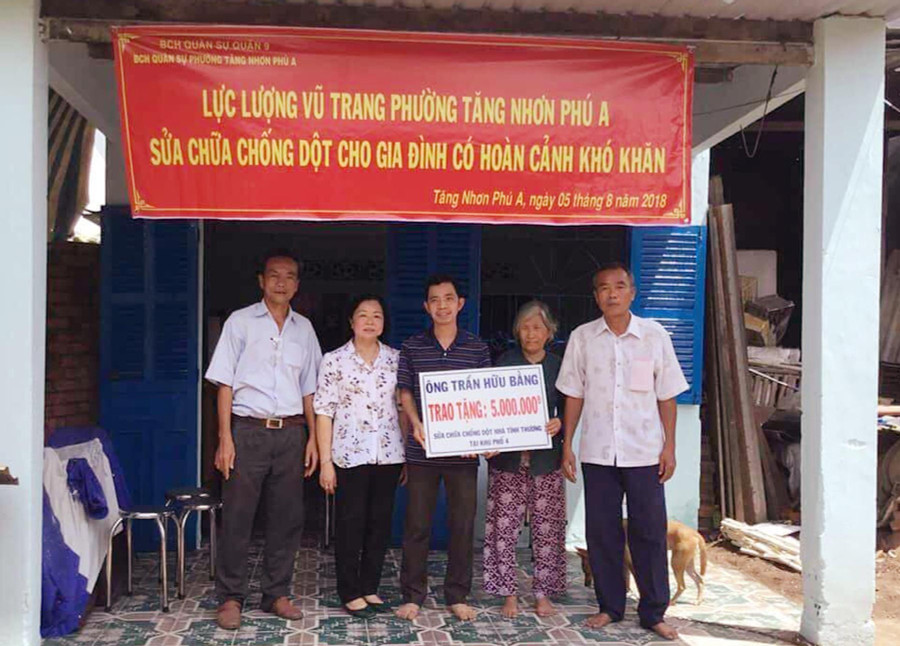 Bàn giao công trình nhà ở đã được sửa chữa và tặng quà cho hộ nghèo trên địa bàn