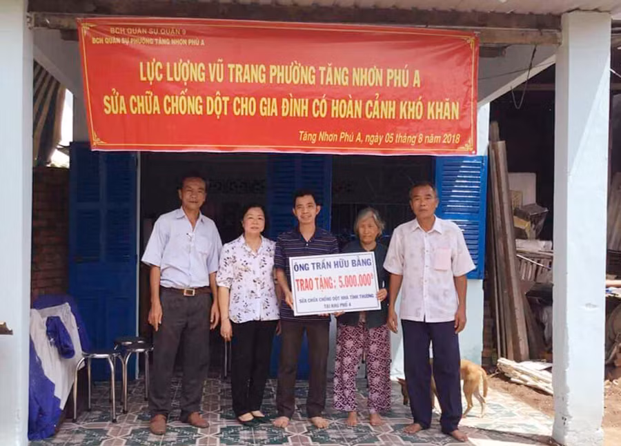 Bàn giao công trình nhà ở đã được sửa chữa và tặng quà cho hộ nghèo trên địa bàn