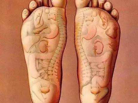 1-massage-long-ban-chan-ngoisao.vn-w462-h347 4 chăm sóc sức khỏe với 5 phút mỗi đêm, chăm sóc sức khỏe, những bài học tập luyện sức khỏe tốt cho mọi người