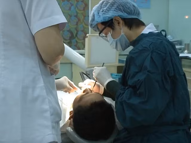 Bác sĩ đang khám răng trước khi thực hiện tẩy trắng. Ảnh: TRẦN NGỌC