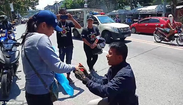 Giả vờ chết sau tai nạn xe máy, người đàn ông bất ngờ đứng dậy cầu hôn bạn gái
