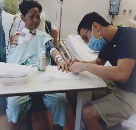 Anh chàng tỉ mỉ chăm sóc cho cô giáo cũ