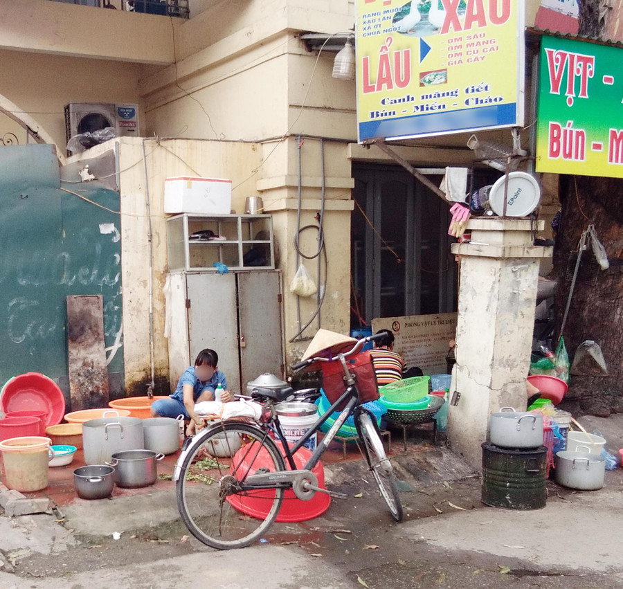 Mọi thứ đều phơi bày trên vỉa hè