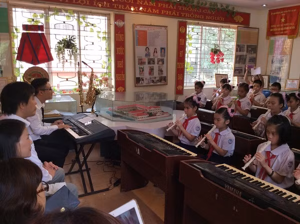 Thầy giáo Nguyễn Ngọc Tân - Trường tiểu học Thành Công A (Hà Nội) thực hiện tiết dạy âm nhạc có ông Hiroshi Hase - Bộ trưởng Bộ Giáo dục, Văn hóa, Thể thao, Khoa học và Công nghệ Nhật Bản dự giờ