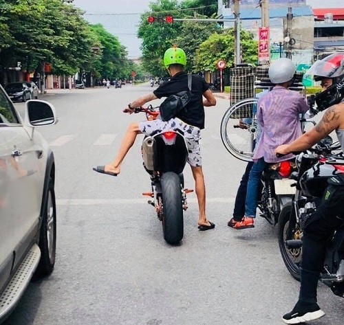 Nỗi khổ của người chân ngắn. Nỗi khổ của người chân ngắn.