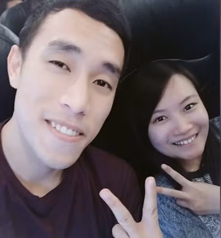 Chin chụp ảnh cùng bạn tiểu học Krystal Teh