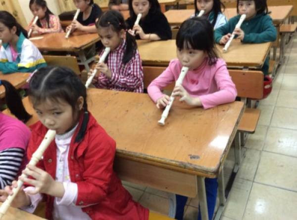 Học sinh Trường Tiểu học Ngôi Sao học thổi sáo Recorder Học sinh Trường Tiểu học Ngôi Sao học thổi sáo Recorder