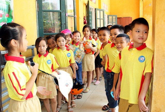 Không được ăn bán trú tại trường, HS Trường Tiểu học Ninh Xá sau giờ học buổi sáng đang xếp hàng ra về Không được ăn bán trú tại trường, HS Trường Tiểu học Ninh Xá sau giờ học buổi sáng đang xếp hàng ra về