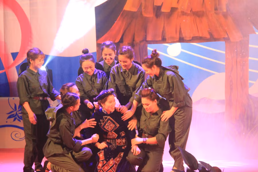 Nhiều tiết mục đặc sắc do cán bộ, giáo viên huyện Điện Biên Đông thể hiện