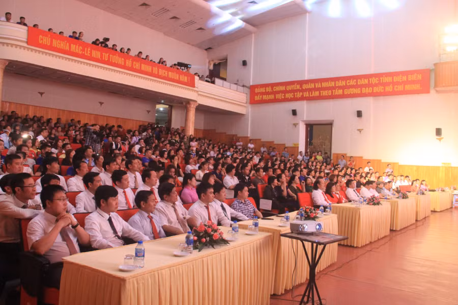 Đêm liên hoan thu hút hàng nghìn cán bộ, giáo viên, nhân dân tham gia cổ vũ