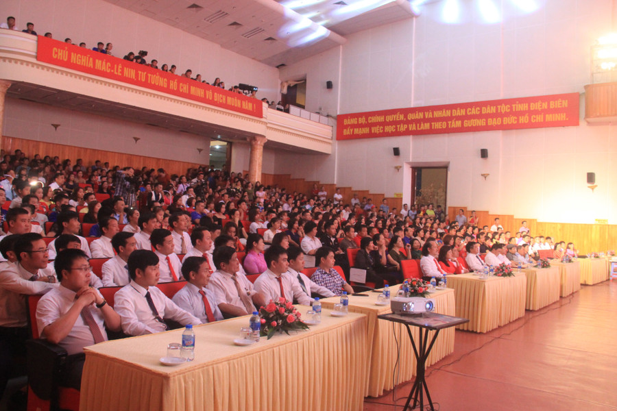 Đêm liên hoan thu hút hàng nghìn cán bộ, giáo viên, nhân dân tham gia cổ vũ