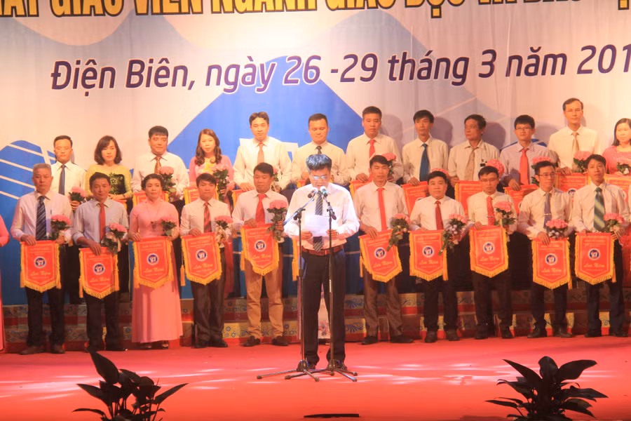 47 đoàn với gần 1.000 cán bộ nhà giáo, các diễn viên không chuyên đến từ các cơ sở giáo dục tỉnh Điện Biên tham gia với gần 200 tiết mục ở các thể loại được biểu diễn