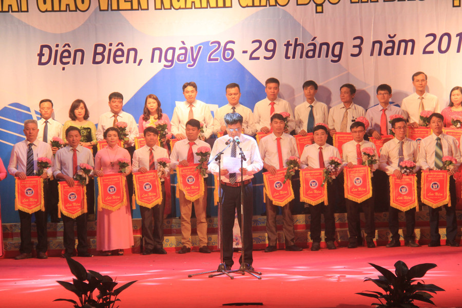 47 đoàn với gần 1.000 cán bộ nhà giáo, các diễn viên không chuyên đến từ các cơ sở giáo dục tỉnh Điện Biên tham gia với gần 200 tiết mục ở các thể loại được biểu diễn