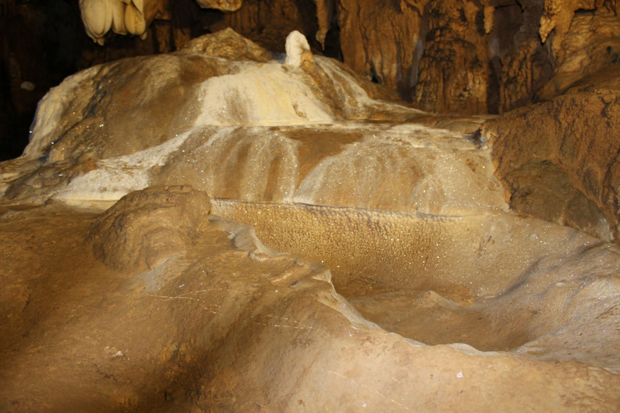 Nhiều khối nhũ đá mang hình thù đẹp mắt, lung linh huyền ảo