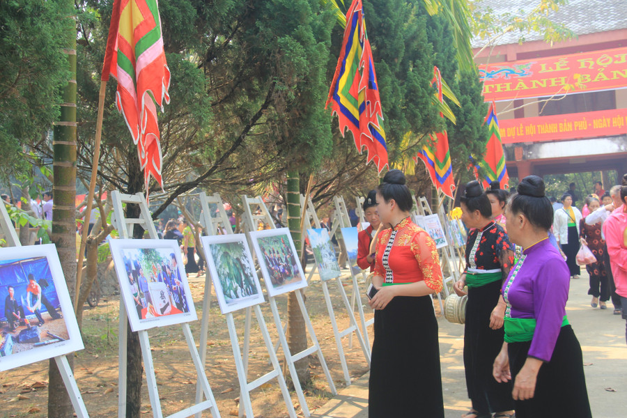 Nhiều tác phẩm nghệ thuật đặc sắc, ghi lại những thành tựu trong lao động, sản xuất của nhân dân huyện Điện Biên được trưng bày trong lễ hội