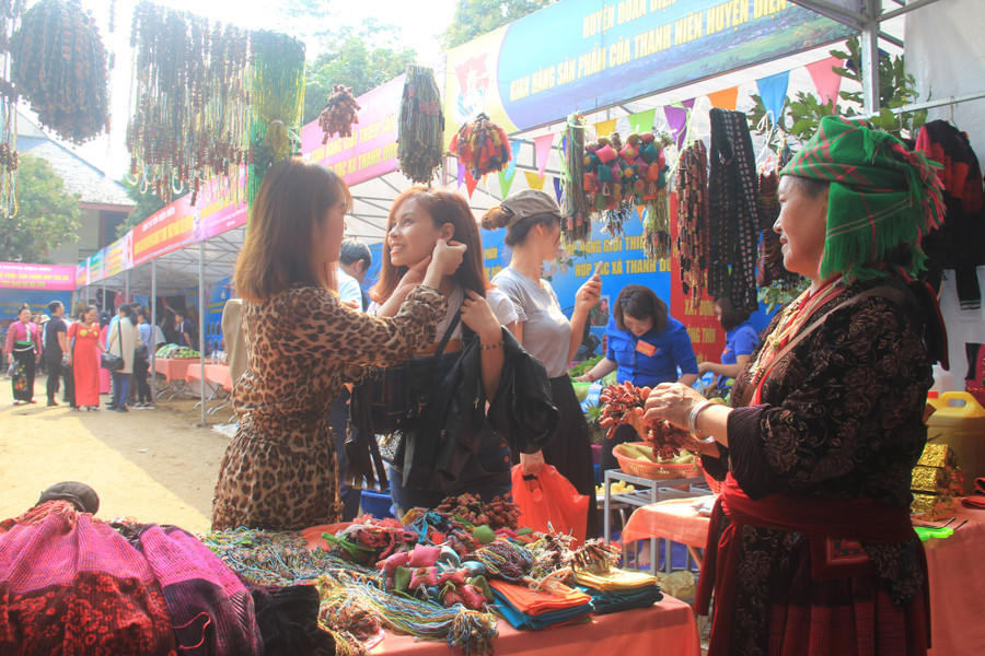 Đồng bào các dân tộc trong tỉnh Điện Biên mang đến lễ hội đền Hoàng Công Chất