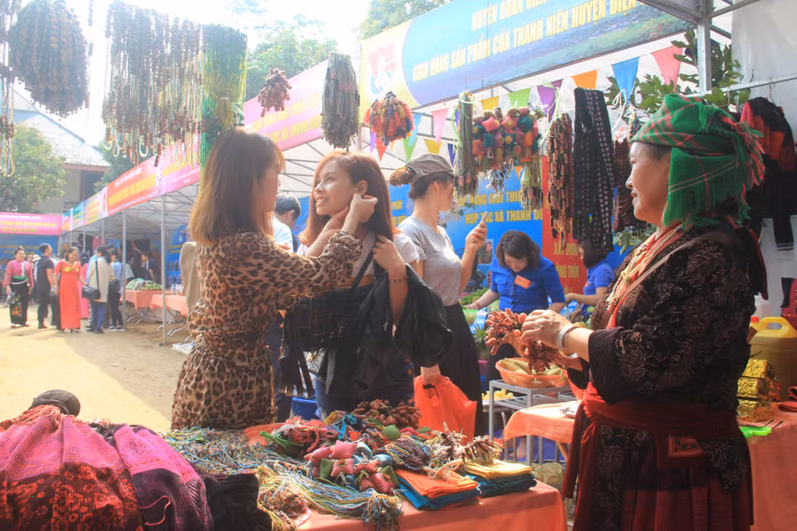 Đồng bào các dân tộc trong tỉnh Điện Biên mang đến lễ hội đền Hoàng Công Chất