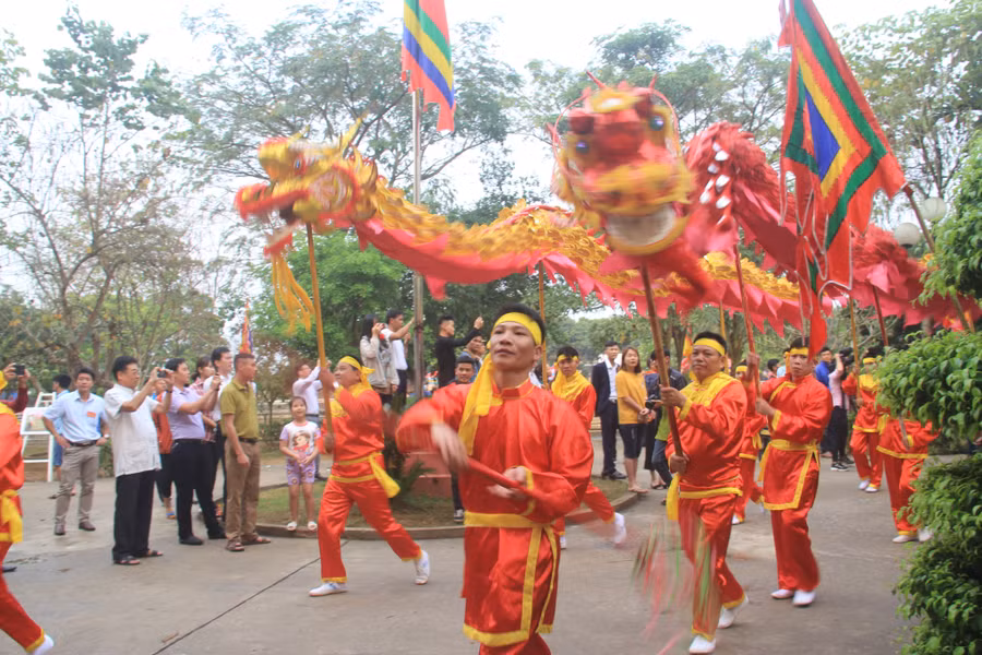 Phần lễ được diễn ra trang nghiêm với những nghi thức thiêng liêng như: rước kiệu, dâng hương, chúc văn tưởng nhớ, tri ân công đức của vị thủ lĩnh Hoàng Công Chất và kêu gọi tinh thần đoàn kết các dân tộc