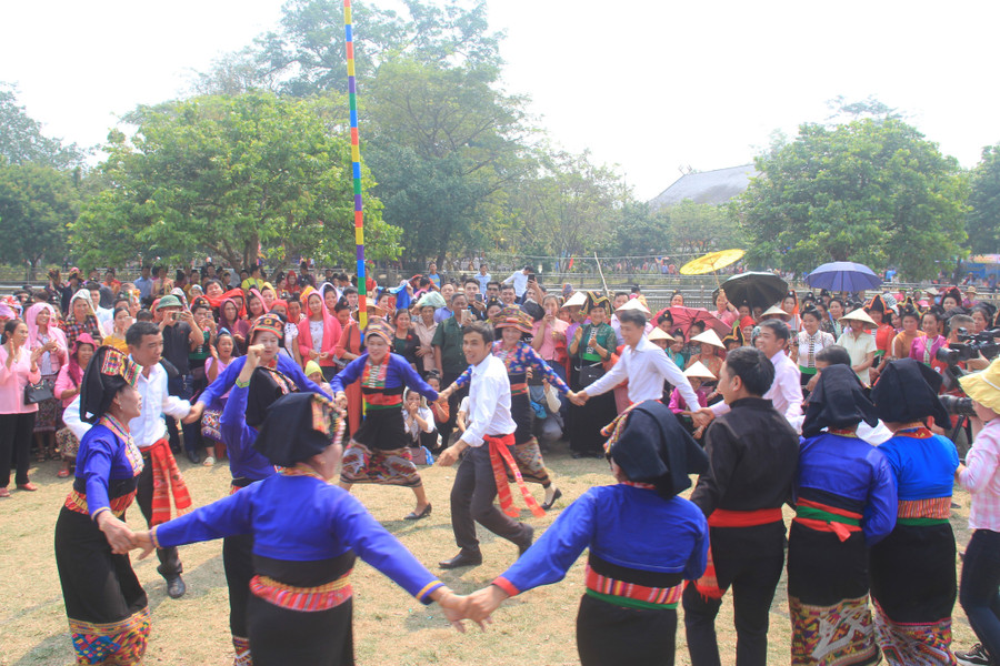 Phần hội là chuỗi các chương trình văn hóa, văn nghệ đặc sắc đến từ các đội văn nghệ quần chúng; tổ chức thi đấu các môn thể thao mang đậm bản sắc dân tộc như: đẩy gậy, kéo co, tung còn…