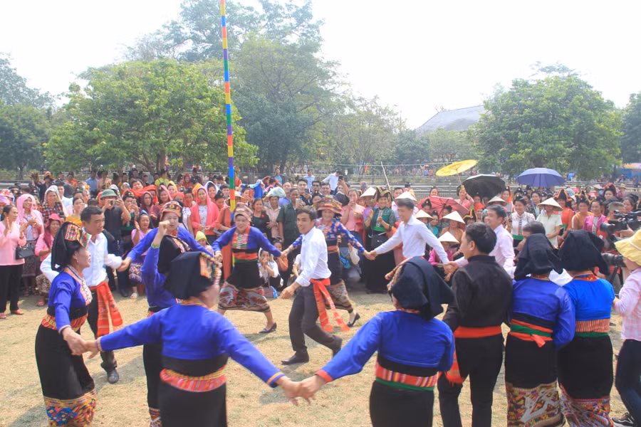 Phần hội là chuỗi các chương trình văn hóa, văn nghệ đặc sắc đến từ các đội văn nghệ quần chúng; tổ chức thi đấu các môn thể thao mang đậm bản sắc dân tộc như: đẩy gậy, kéo co, tung còn…