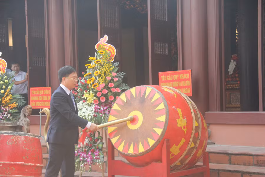 Lãnh đạo huyện Điện Biên đánh trống khai hội