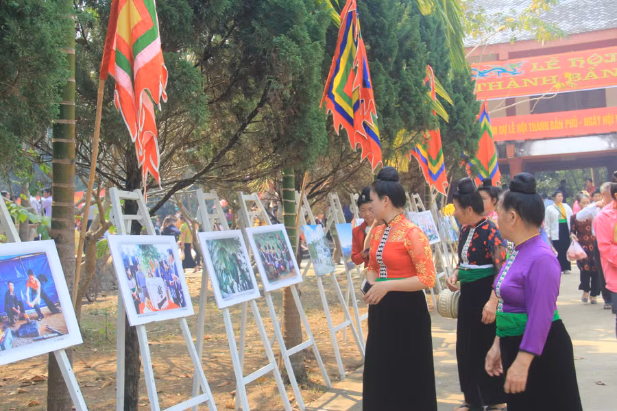 Nhiều tác phẩm nghệ thuật đặc sắc, ghi lại những thành tựu trong lao động, sản xuất của nhân dân huyện Điện Biên được trưng bày trong lễ hội