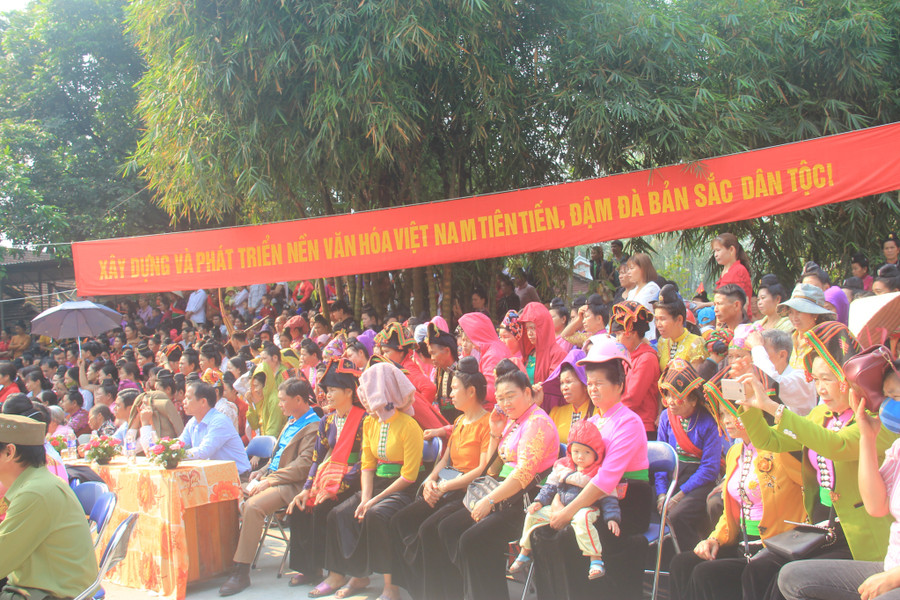 Đông đảo bà con nhân dân các xã khu vực "lòng chảo" Mường Thanh cùng du khách thập phương nô nức trong lễ hội