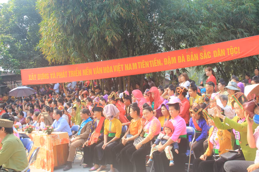 Đông đảo bà con nhân dân các xã khu vực "lòng chảo" Mường Thanh cùng du khách thập phương nô nức trong lễ hội