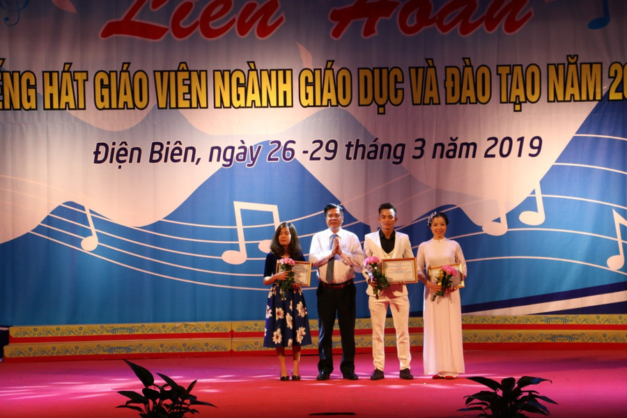 Ông Nguyễn Văn Kiên (thứ 2 bên trái), GĐ Sở GD&ĐT Điện Biên trao giải cho các tiết mục xuất sắc