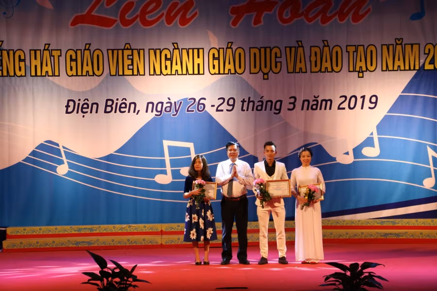 Ông Nguyễn Văn Kiên (thứ 2 bên trái), GĐ Sở GD&ĐT Điện Biên trao giải cho các tiết mục xuất sắc