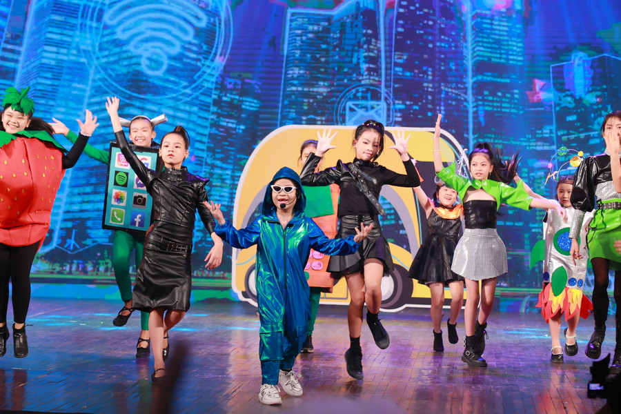 Cậu bé Nguyễn Ngọc Đăng (đeo kính) cùng các bạn diễn đã thể hiện tốt vai trò của mình. Cậu bé Nguyễn Ngọc Đăng (đeo kính) cùng các bạn diễn đã thể hiện tốt vai trò của mình.