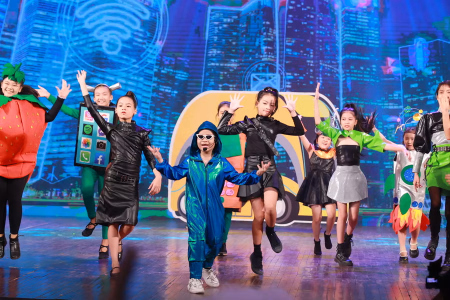 Cậu bé Nguyễn Ngọc Đăng (đeo kính) cùng các bạn diễn đã thể hiện tốt vai trò của mình.