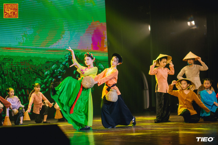 Các nhân vật cô Tấm - cô Cám xuất hiện trong nhạc kịch với vũ đạo và trang phục ấn tượng. Các nhân vật cô Tấm - cô Cám xuất hiện trong nhạc kịch với vũ đạo và trang phục ấn tượng.