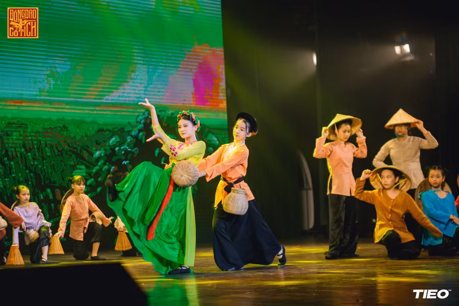 Các nhân vật cô Tấm - cô Cám xuất hiện trong nhạc kịch với vũ đạo và trang phục ấn tượng.